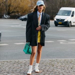 The new look of the day combines masculine style, sporty pieces, and vibrant colors